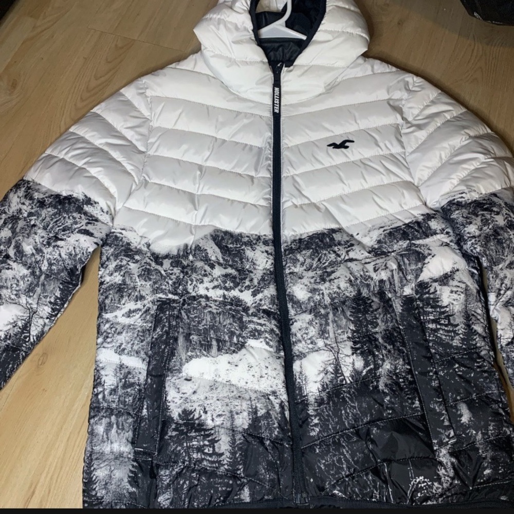 Hollister puffer jacket size medium